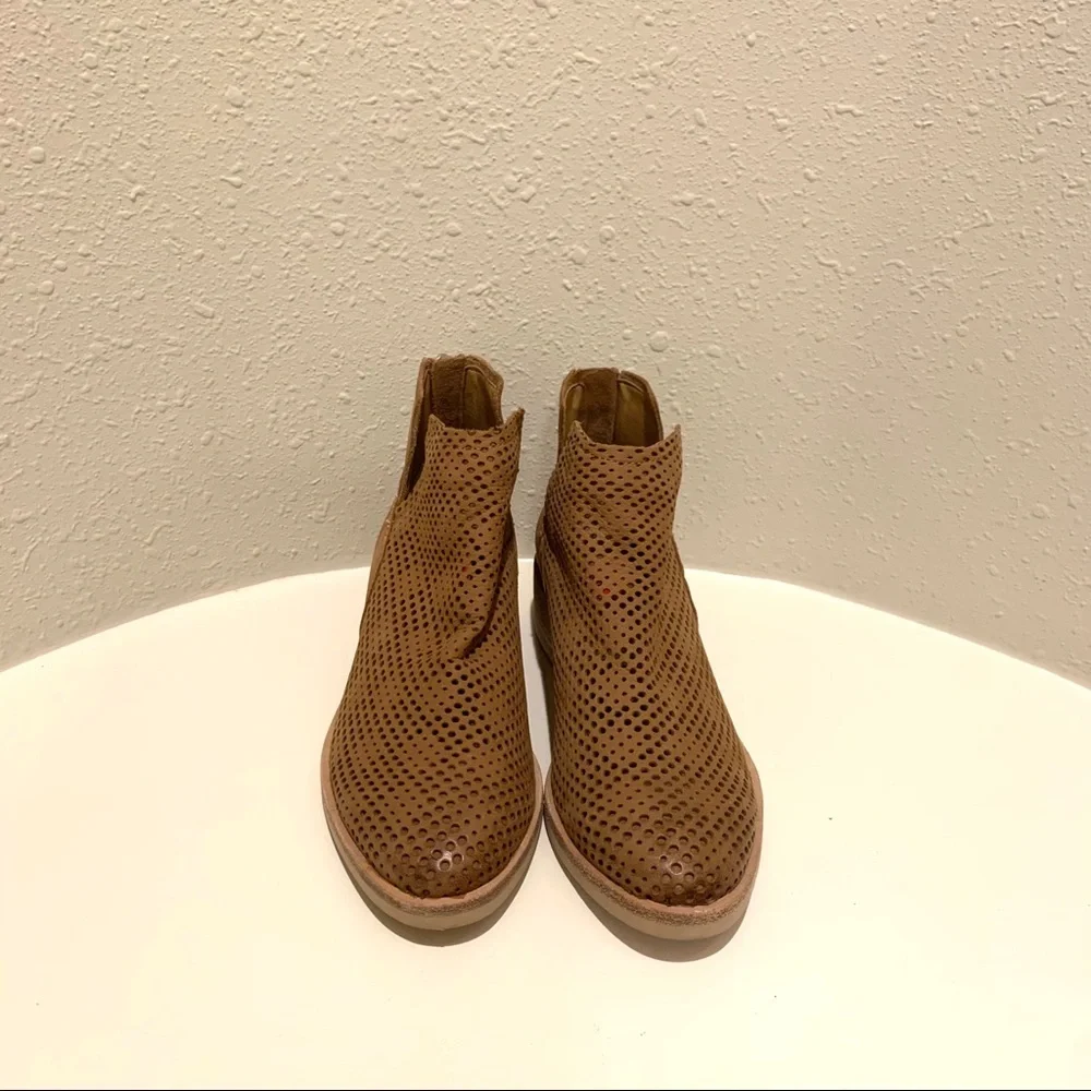 Dolce Vita Perforated Women’s Camel Leather Booties Size 6 NWT